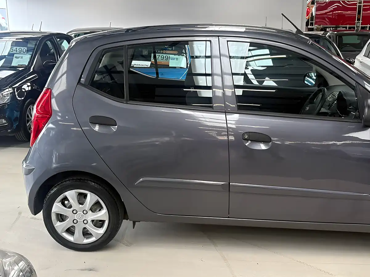 Used 2014 Hyundai i10 Classic Grey - Interior and Exterior details 11