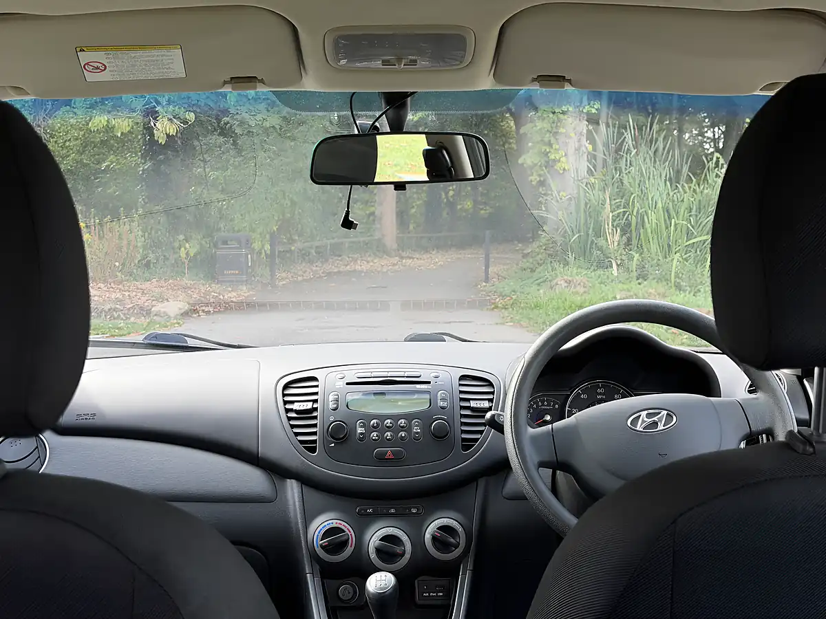 Used 2014 Hyundai I10 Classic White - Interior and Exterior details 11