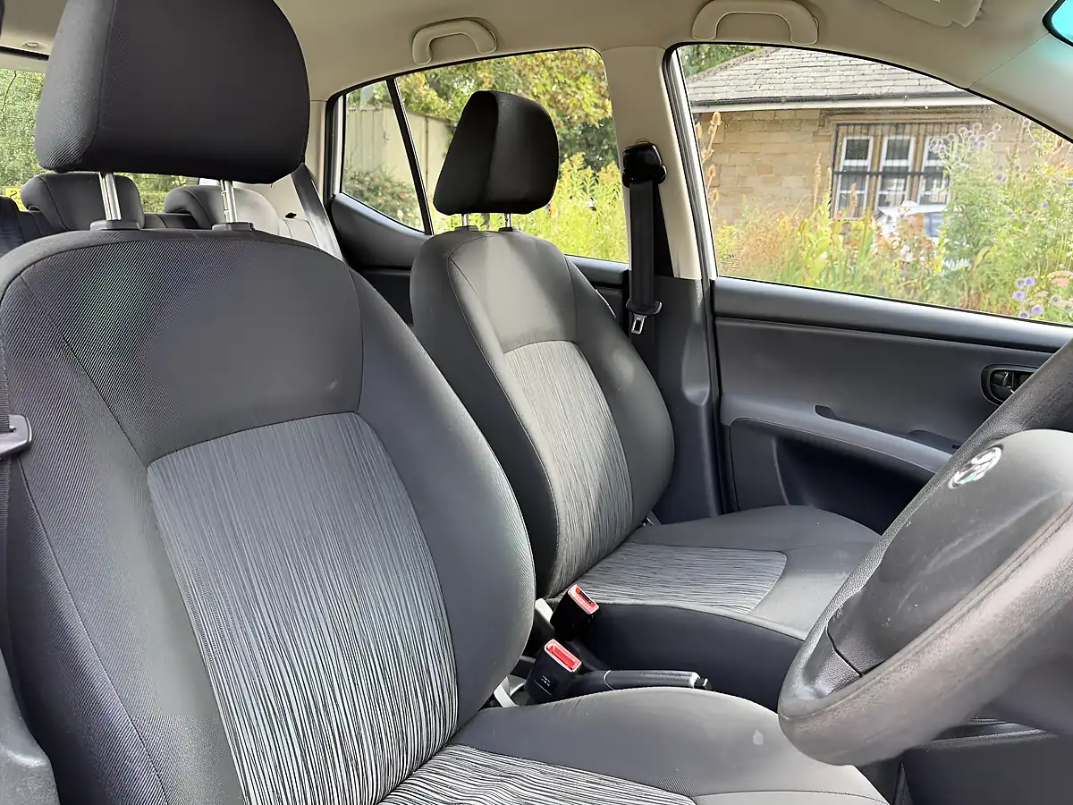 Used 2014 Hyundai I10 Classic White - Interior and Exterior details 12