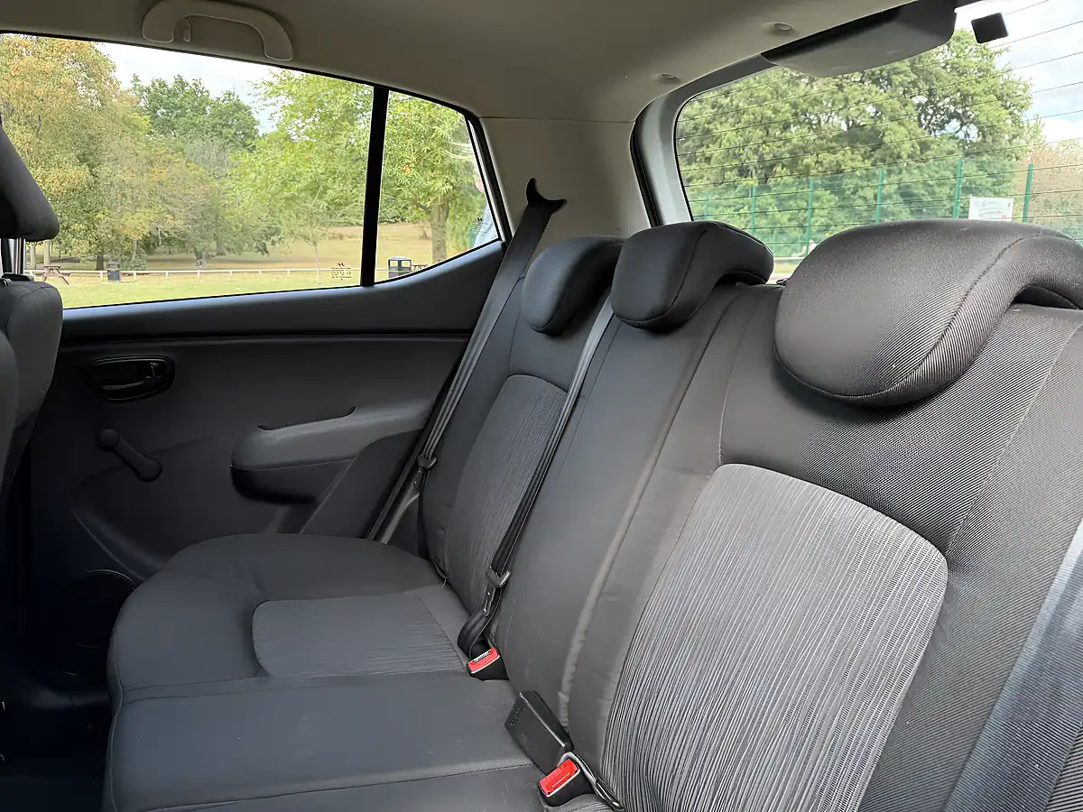 Used 2014 Hyundai I10 Classic White - Interior and Exterior details 13