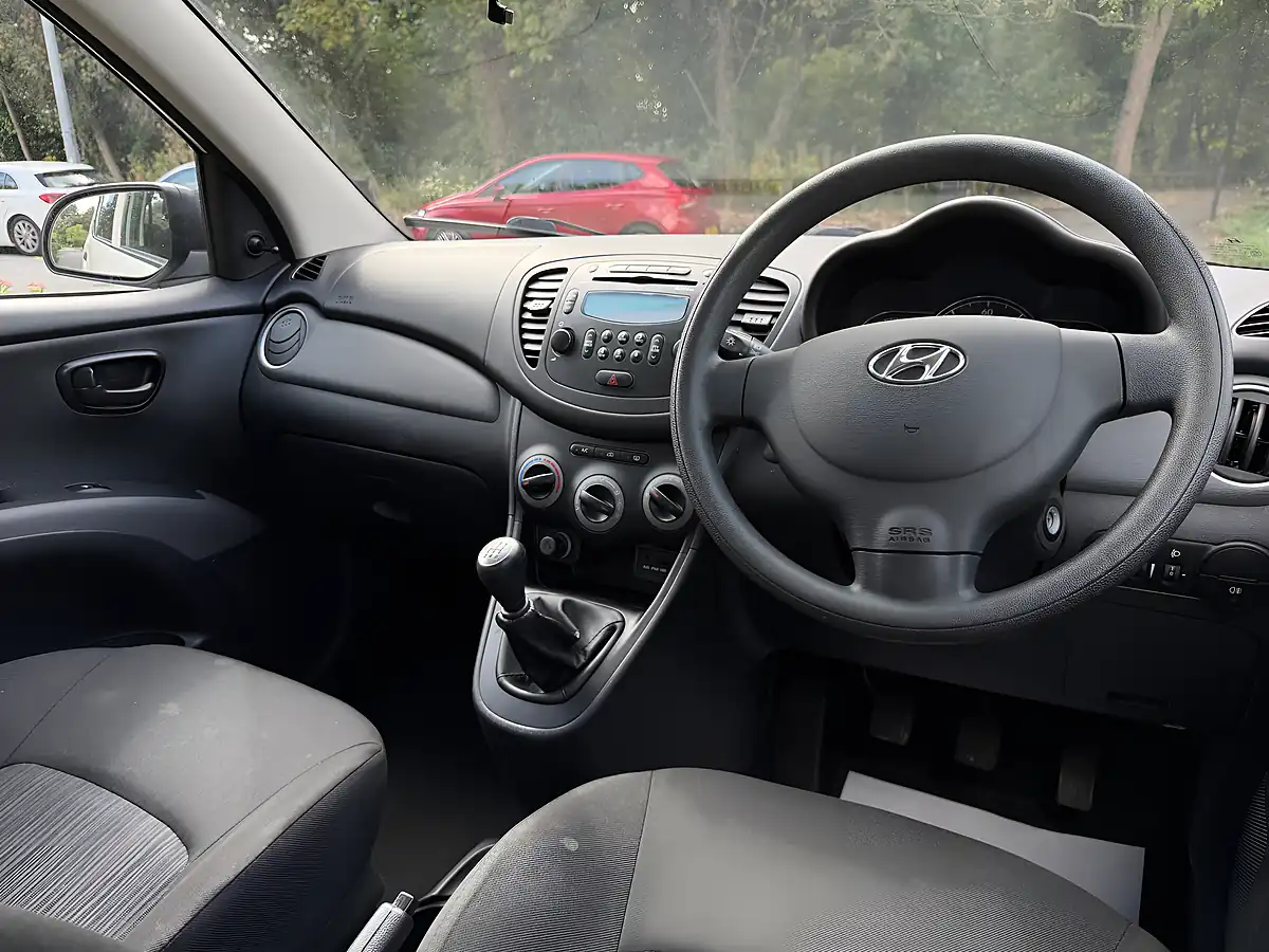 Used 2014 Hyundai I10 Classic White - Interior and Exterior details 14