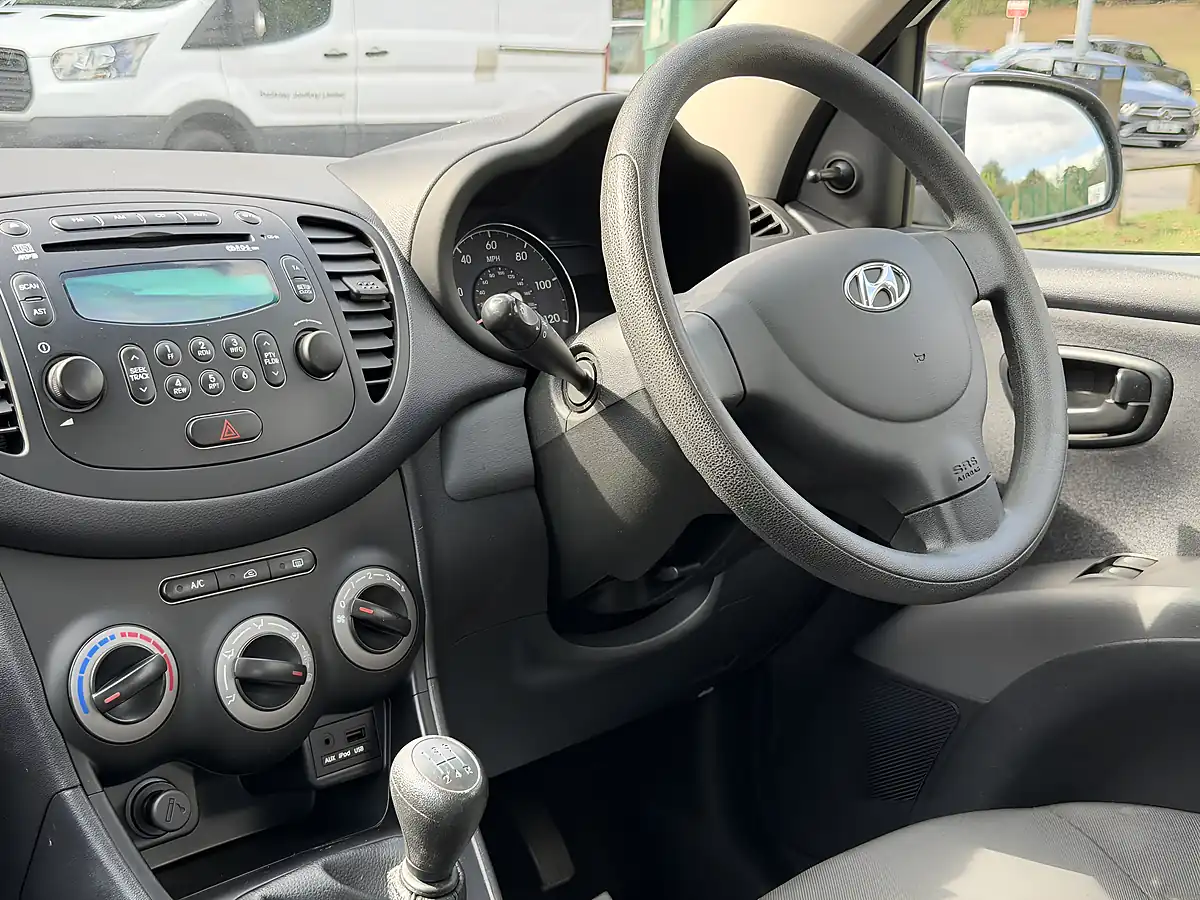 Used 2014 Hyundai I10 Classic White - Interior and Exterior details 15