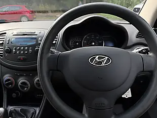 Used 2014 Hyundai I10 Classic White - Interior and Exterior details 16