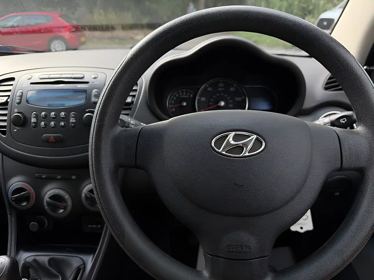 Used 2014 Hyundai I10 Classic White - Interior and Exterior details 16