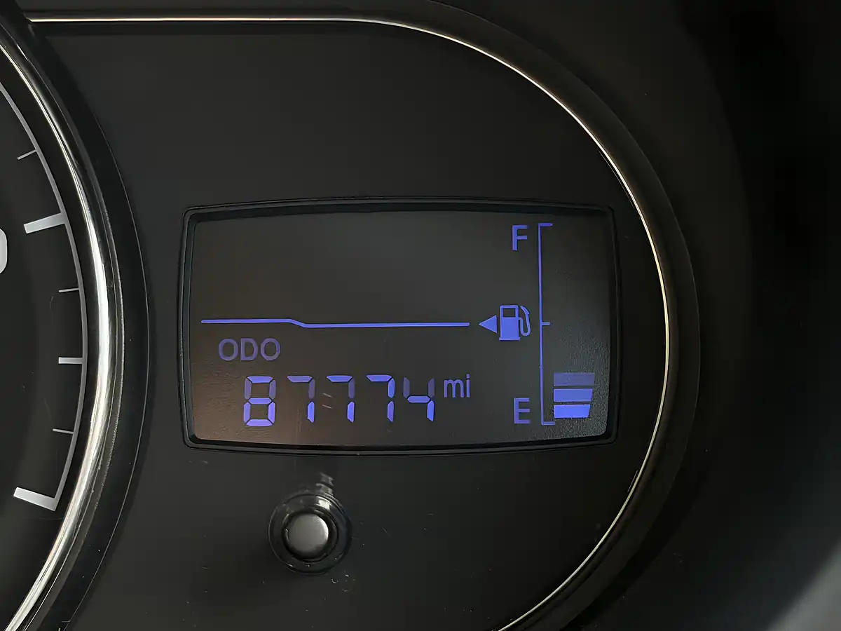 Used 2014 Hyundai I10 Classic White - Interior and Exterior details 17