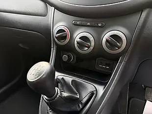 Used 2014 Hyundai I10 Classic White - Interior and Exterior details 18