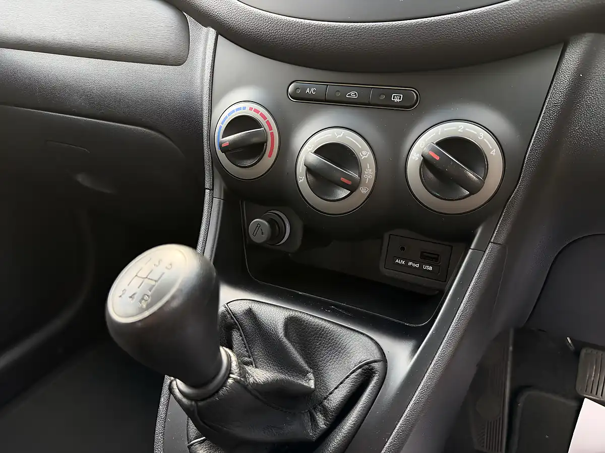 Used 2014 Hyundai I10 Classic White - Interior and Exterior details 18