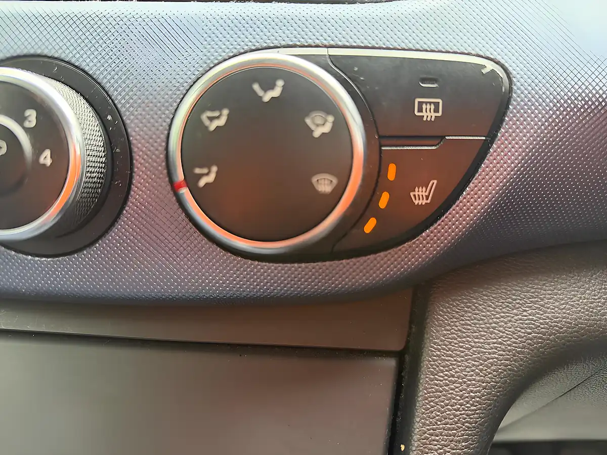 Used 2014 Hyundai I10 Premium Blue - Interior and Exterior details 16
