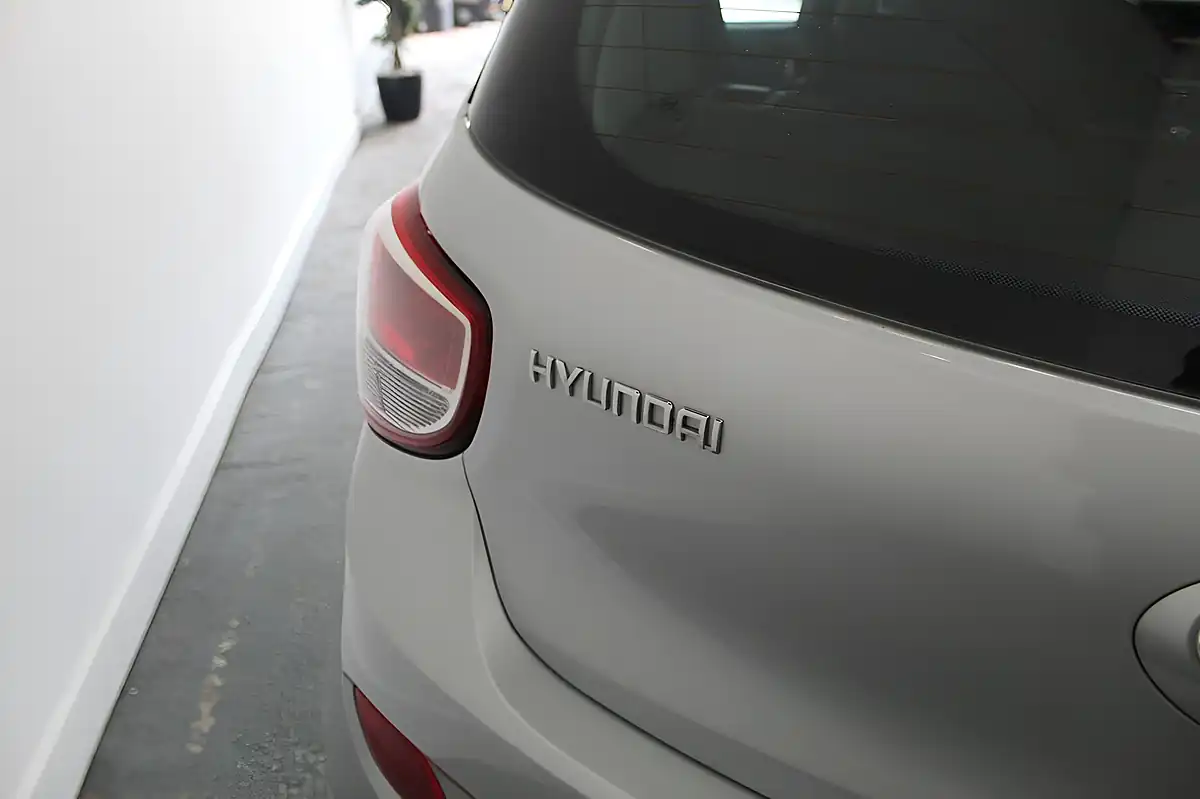 Used 2014 Hyundai I10 Premium Silver - Interior and Exterior details 11