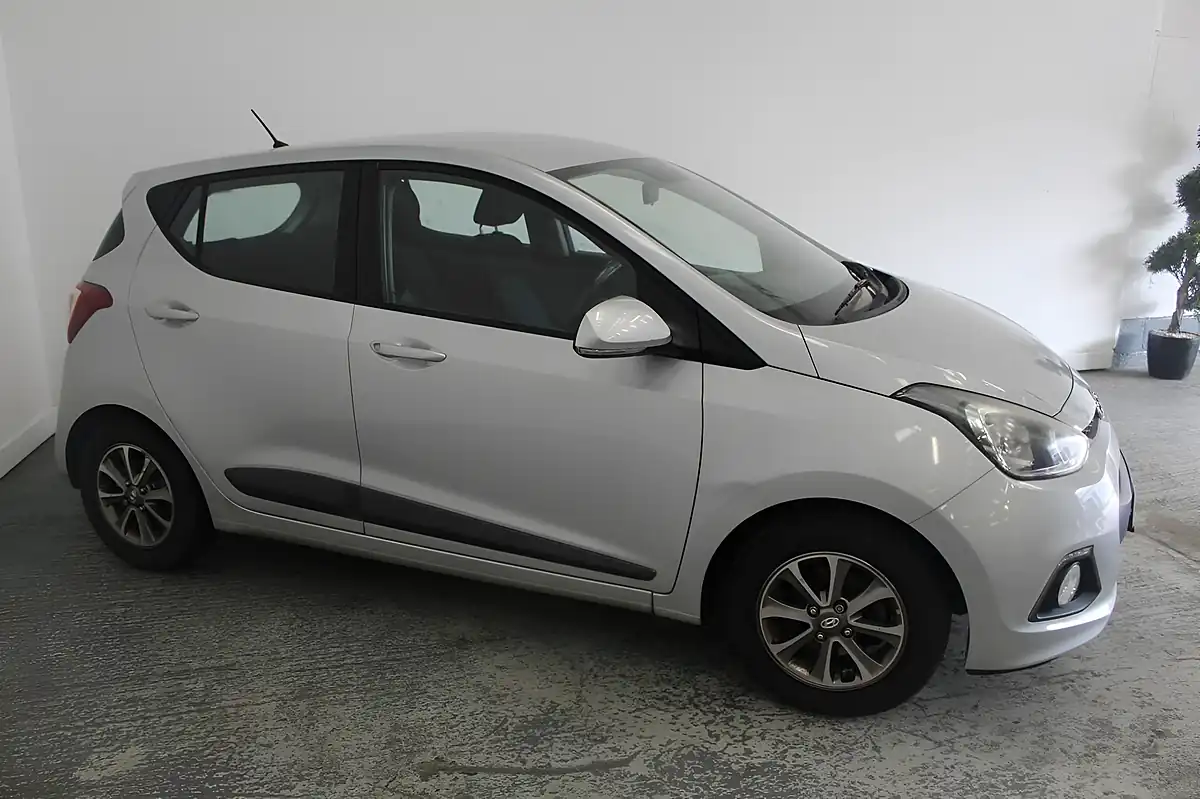 Used 2014 Hyundai I10 Premium Silver - Interior and Exterior details 3