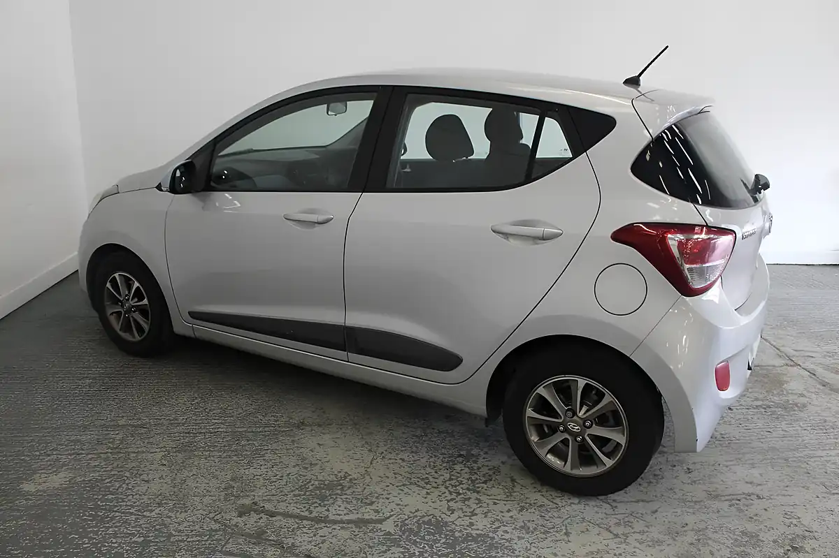 Used 2014 Hyundai I10 Premium Silver - Interior and Exterior details 7