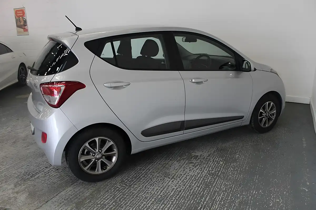 Used 2014 Hyundai I10 Premium Silver - Interior and Exterior details 8