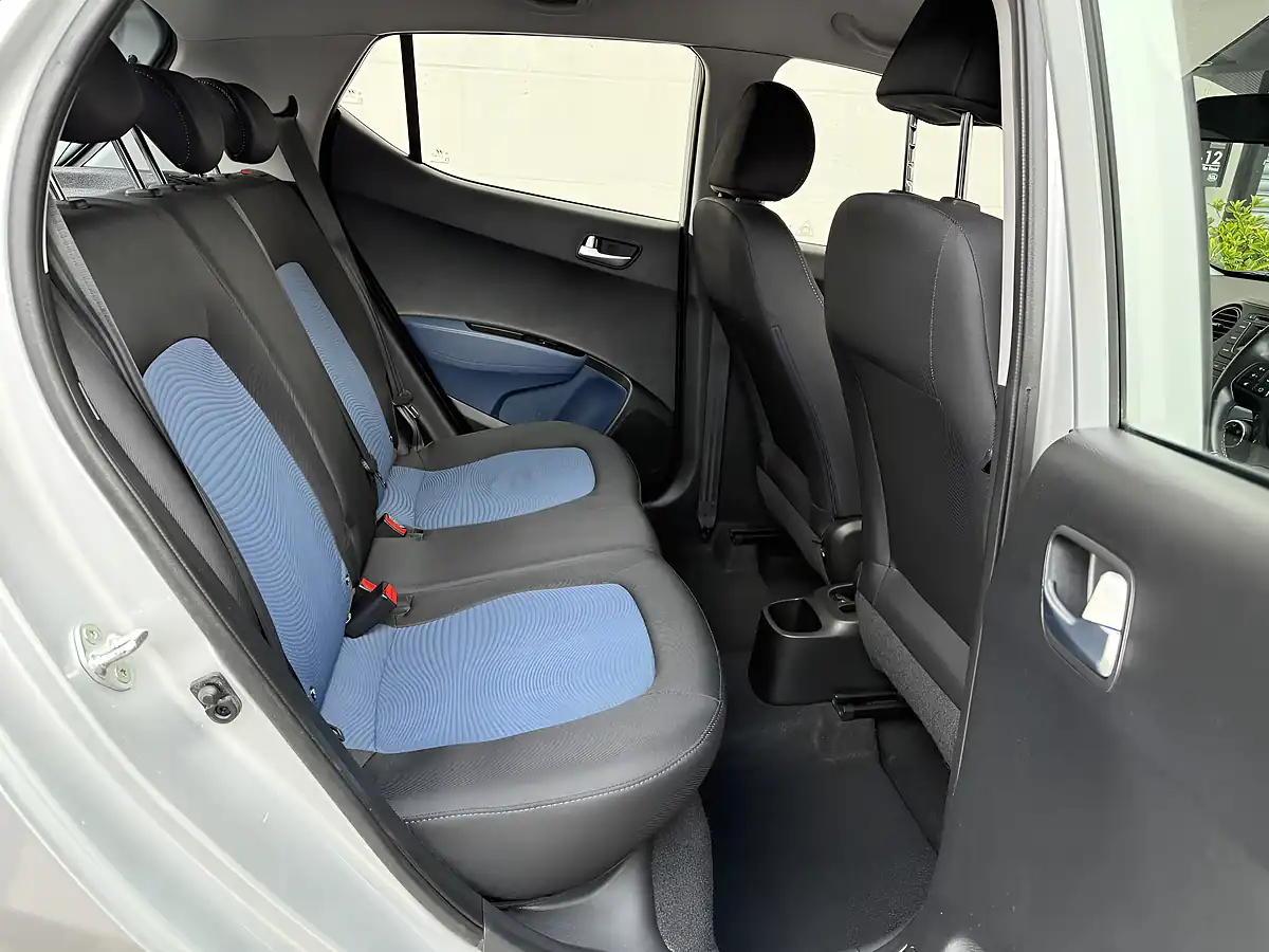 Used 2014 Hyundai I10 Premium Silver - Interior and Exterior details 12