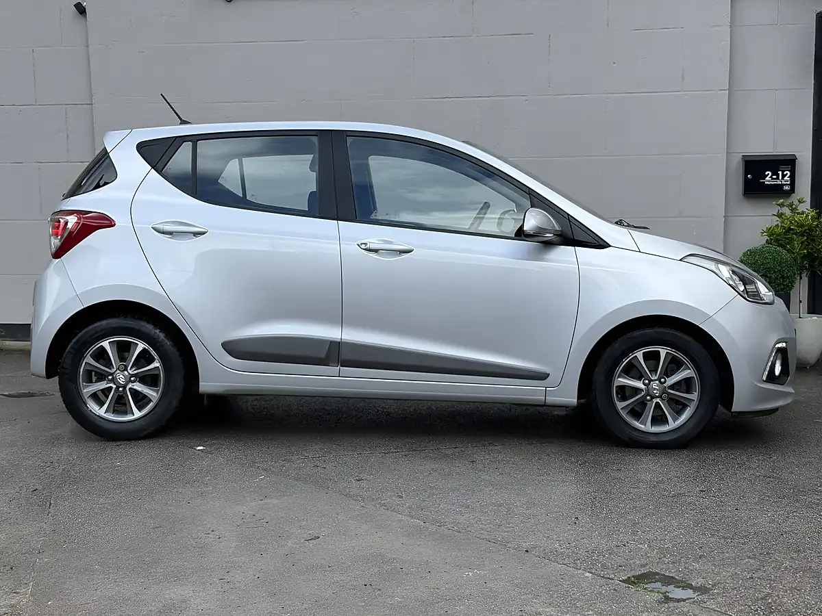 Used 2014 Hyundai I10 Premium Silver - Interior and Exterior details 5