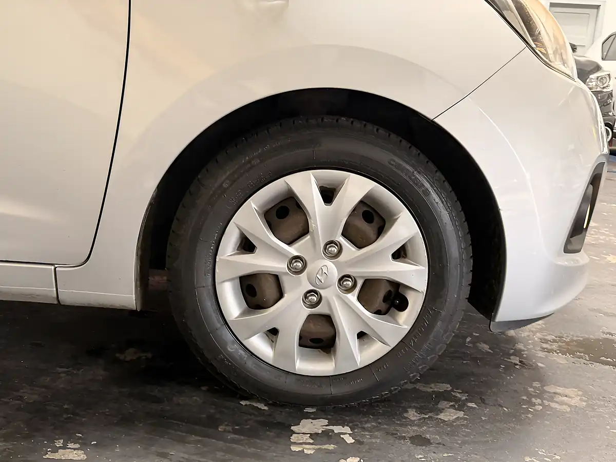 Used 2014 Hyundai I10 Se 5DR Metallic Silver - Interior and Exterior details 15