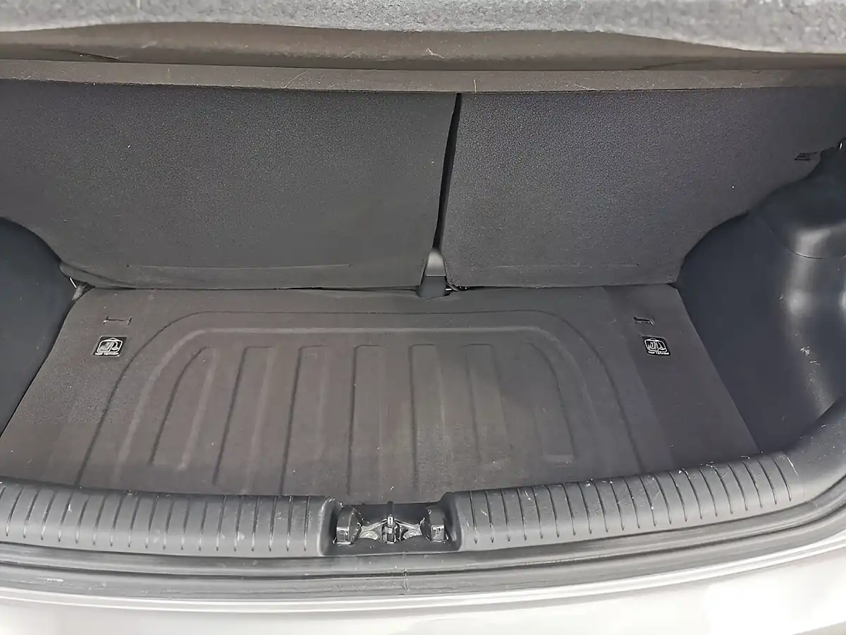 Used 2014 Hyundai I10 Se Hatchback 5dr Silver - Interior and Exterior details 12