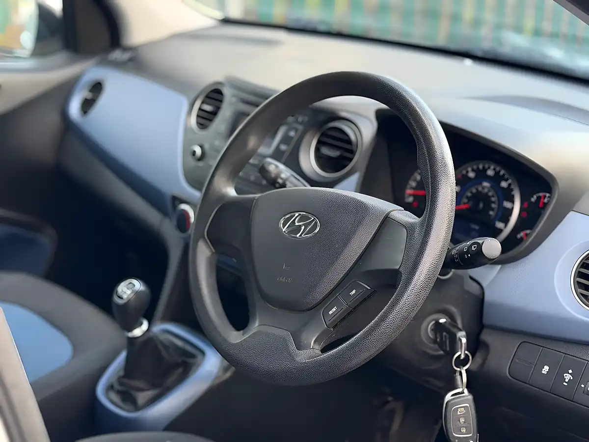 Used 2014 Hyundai I10 Se Silver - Interior and Exterior details 3