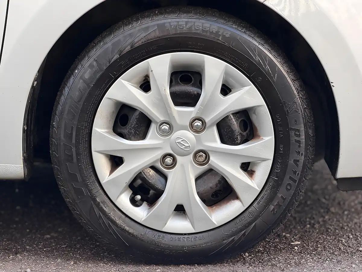 Used 2014 Hyundai I10 Se Silver - Interior and Exterior details 5