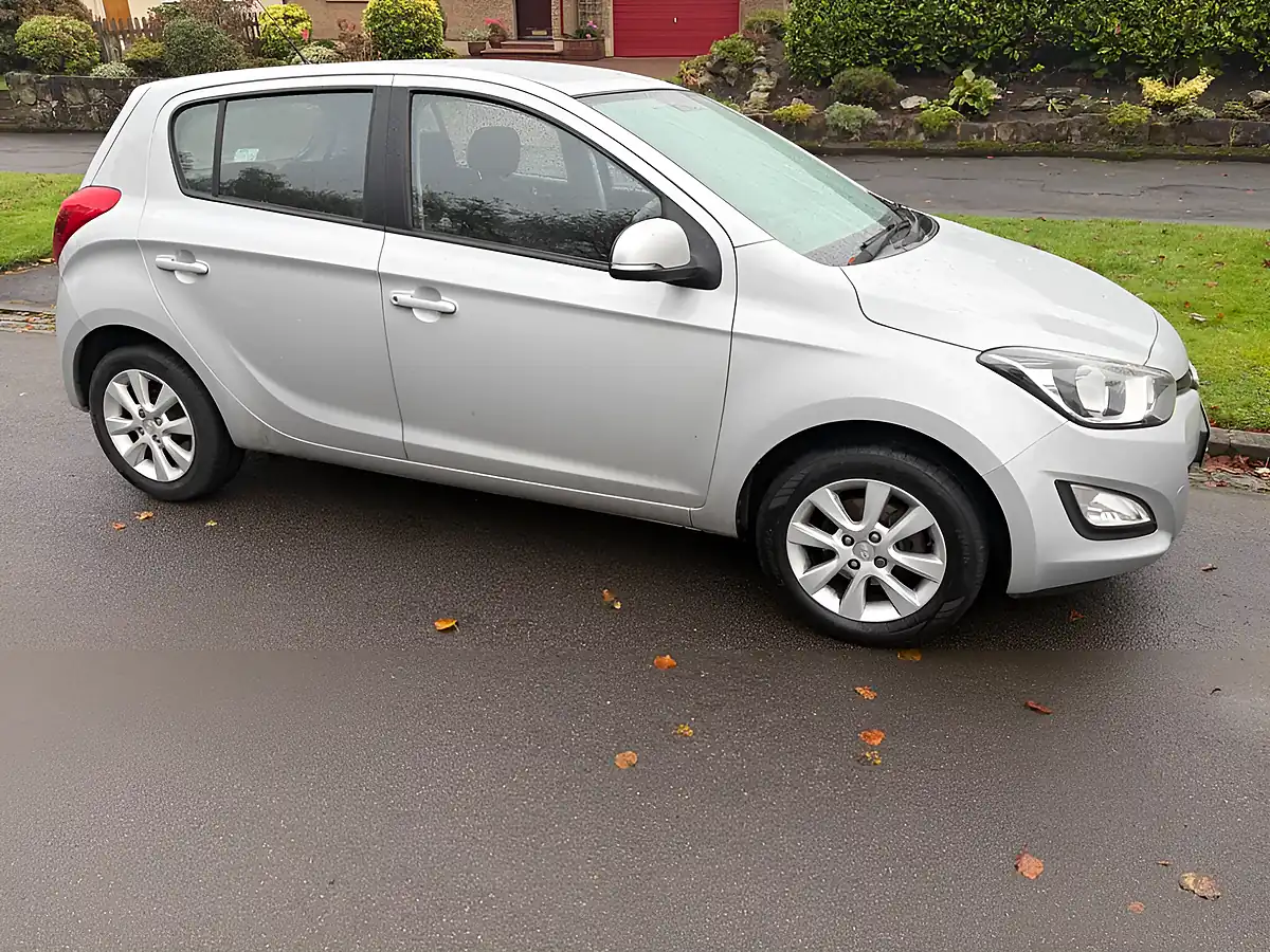 Used 2014 Hyundai i20 Active Silver - Interior and Exterior details 13