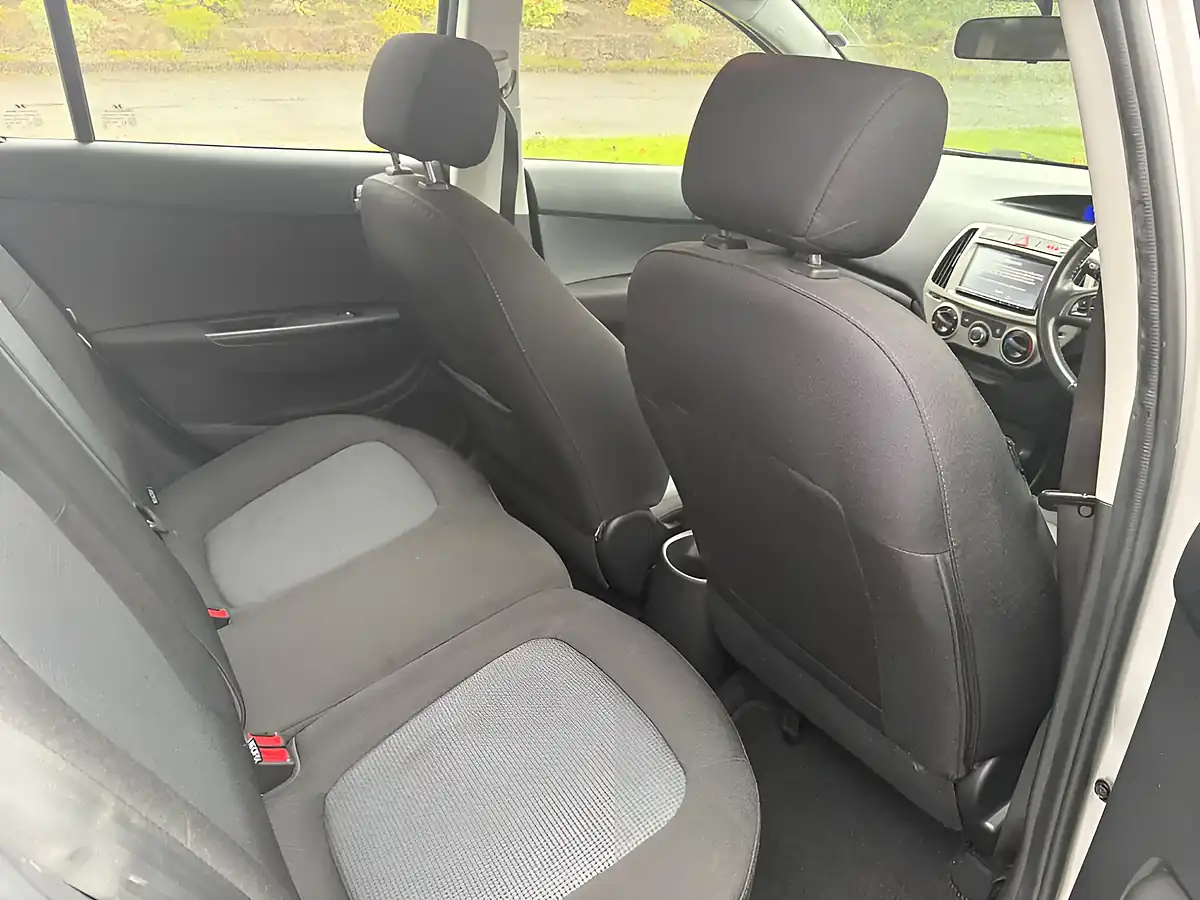 Used 2014 Hyundai i20 Active Silver - Interior and Exterior details 18