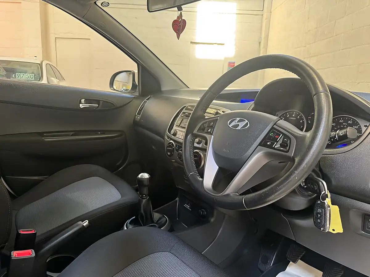 Used 2014 Hyundai I20 Active White - Interior and Exterior details 11