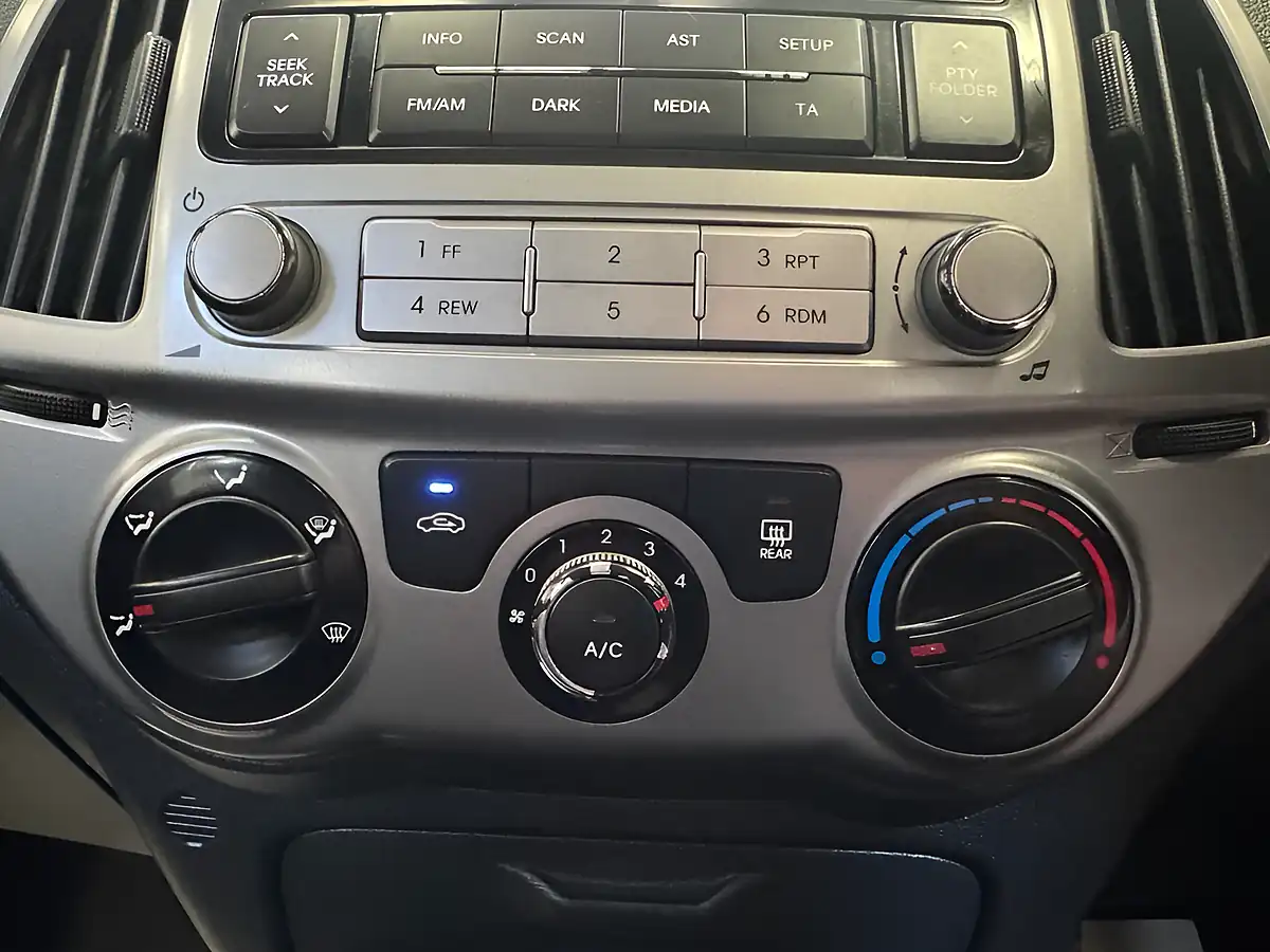 Used 2014 Hyundai I20 Active White - Interior and Exterior details 13