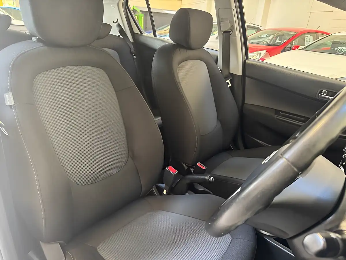 Used 2014 Hyundai I20 Active White - Interior and Exterior details 7