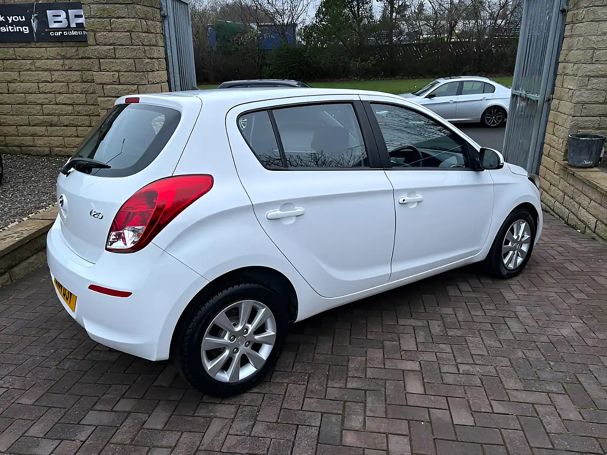 Used 2014 Hyundai i20 Active White - Interior and Exterior details 10