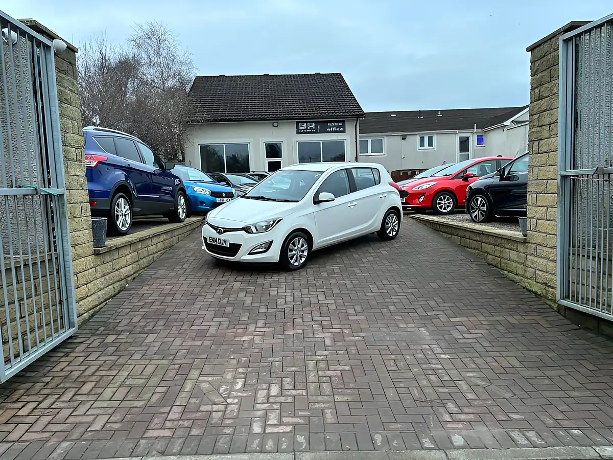 Used 2014 Hyundai i20 Active White - Interior and Exterior details 3