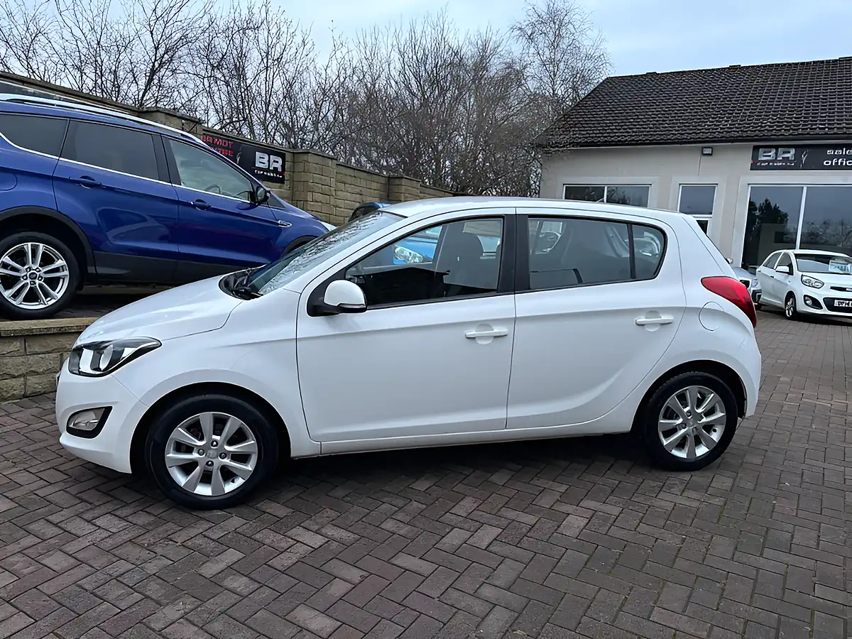 Used 2014 Hyundai i20 Active White - Interior and Exterior details 5