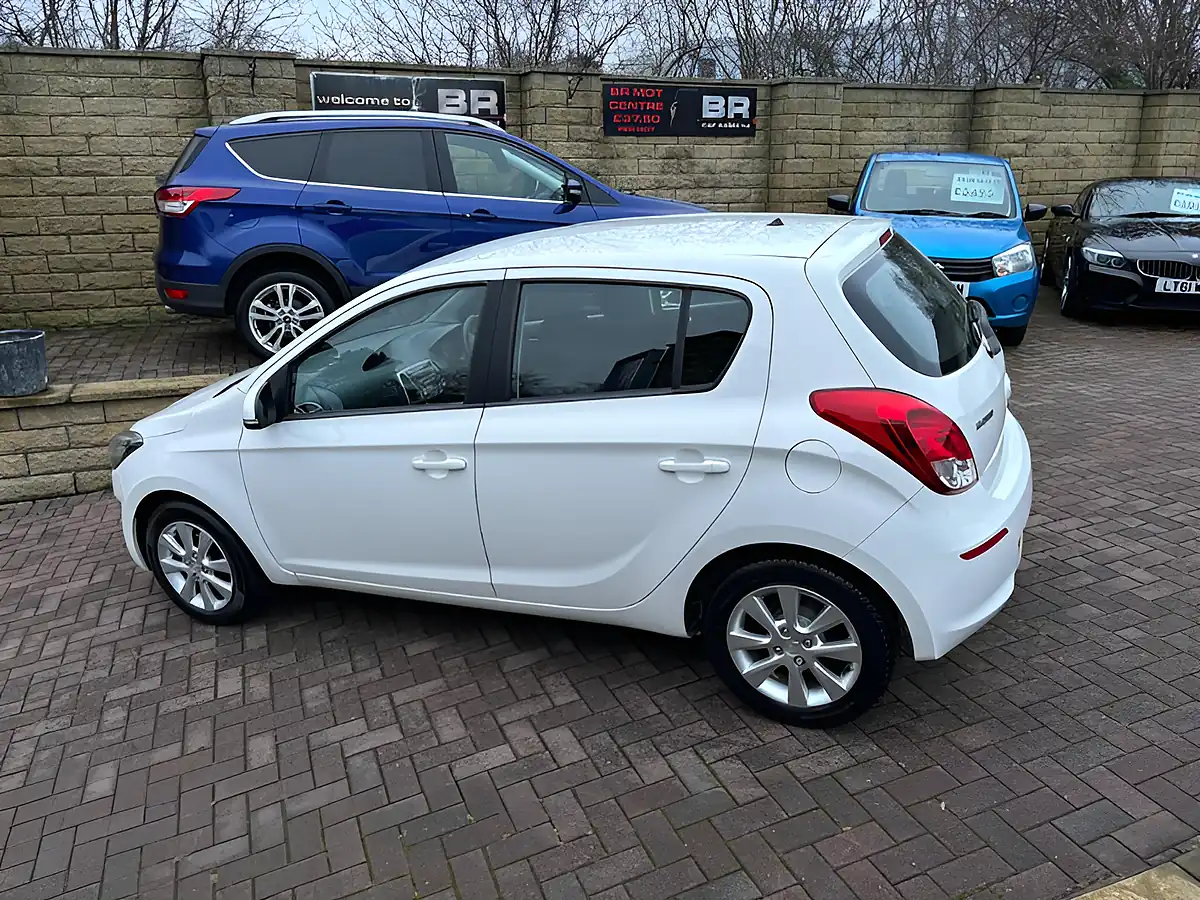 Used 2014 Hyundai i20 Active White - Interior and Exterior details 6