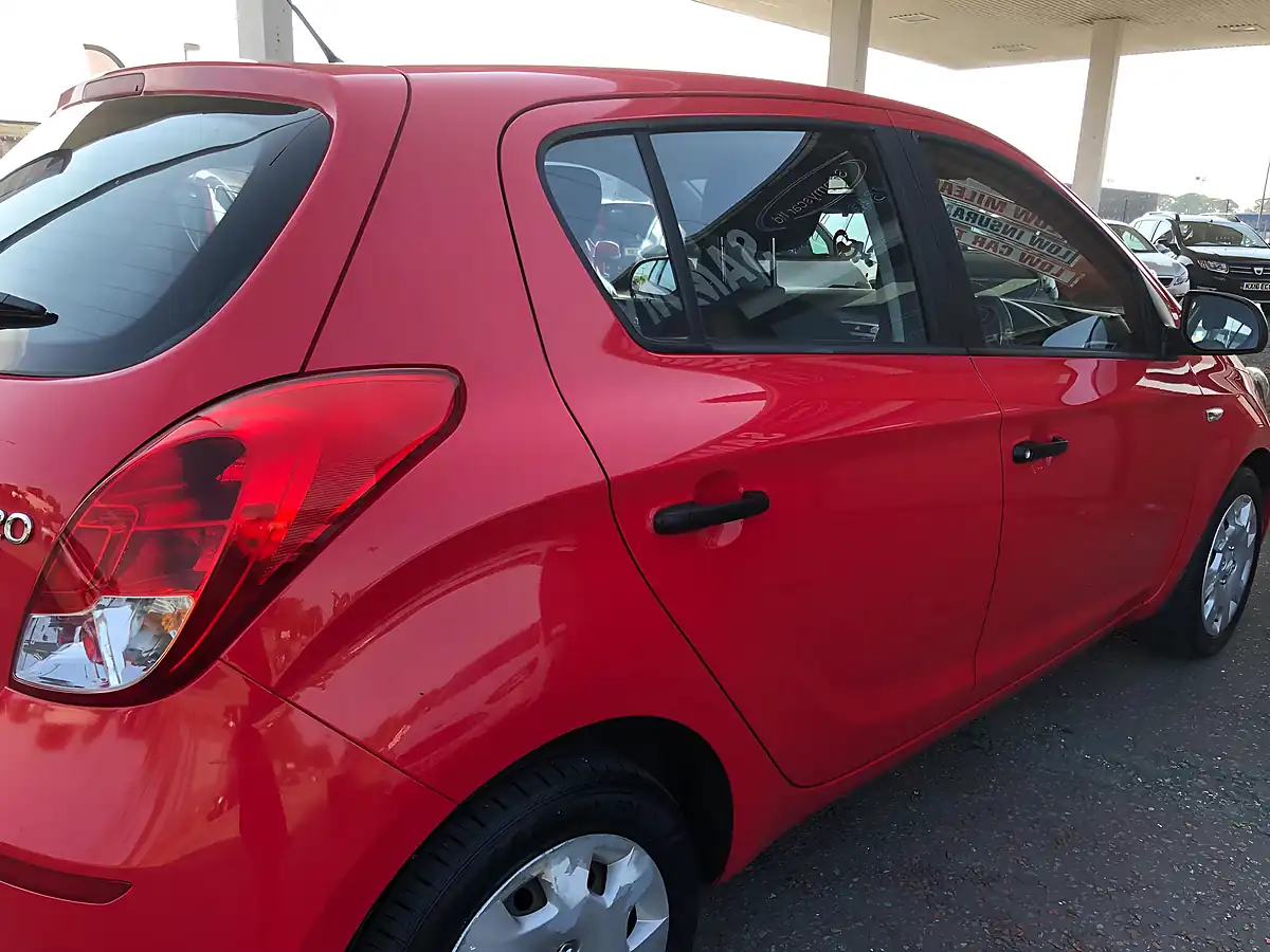 Used 2014 Hyundai i20 Classic Red - Interior and Exterior details 12