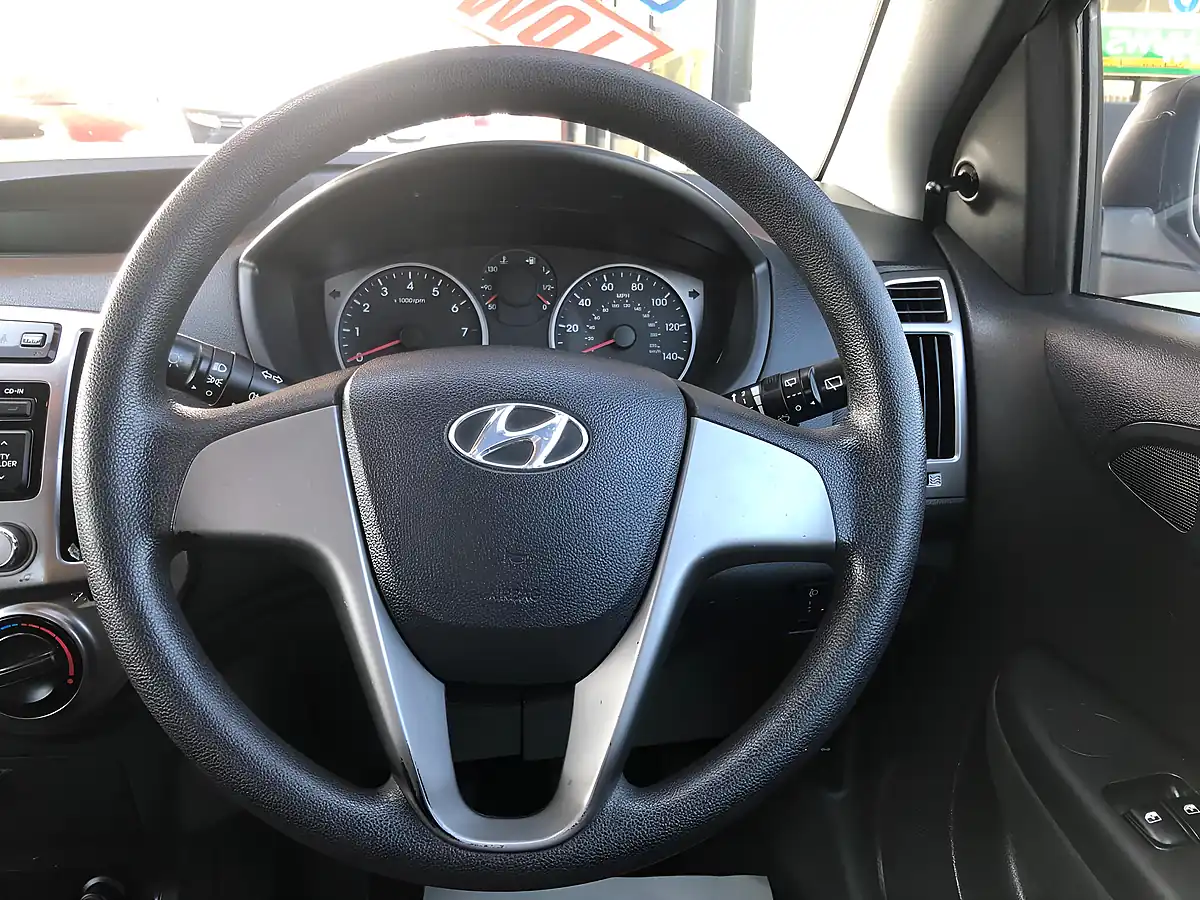 Used 2014 Hyundai i20 Classic Red - Interior and Exterior details 15
