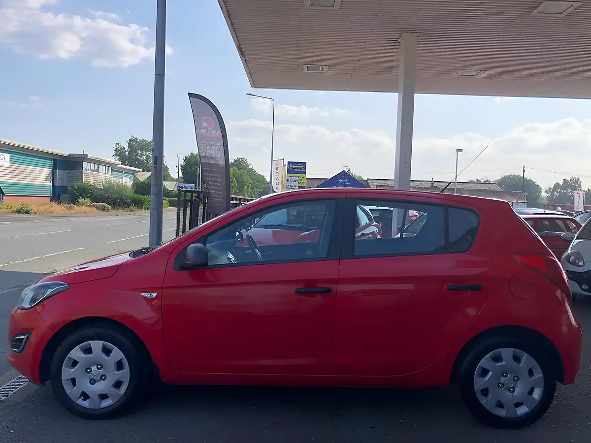 Used 2014 Hyundai i20 Classic Red - Interior and Exterior details 7