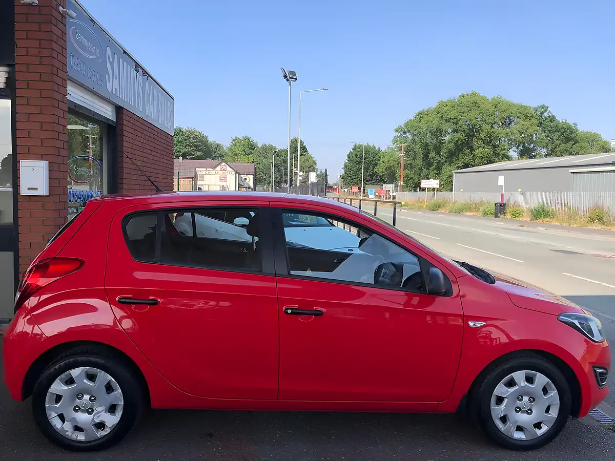 Used 2014 Hyundai i20 Classic Red - Interior and Exterior details 8