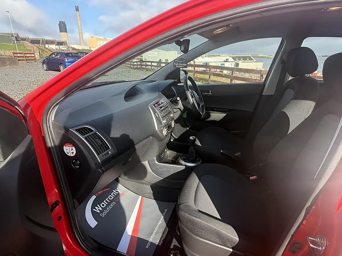 Used 2014 Hyundai I20 Style Red - Interior and Exterior details 10