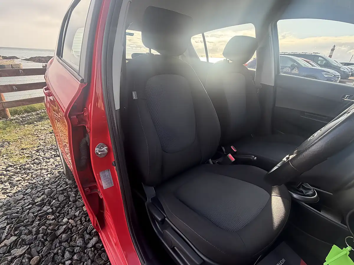 Used 2014 Hyundai I20 Style Red - Interior and Exterior details 14