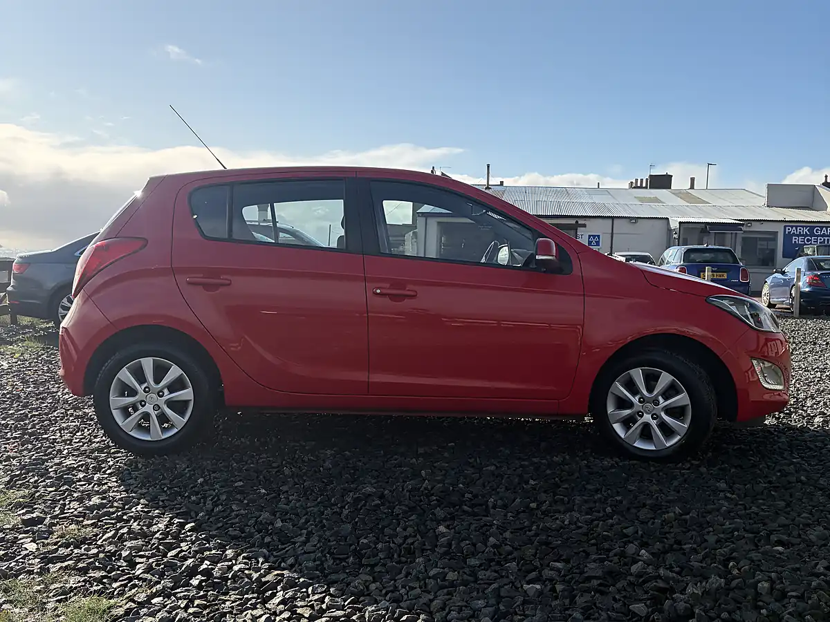 Used 2014 Hyundai I20 Style Red - Interior and Exterior details 4