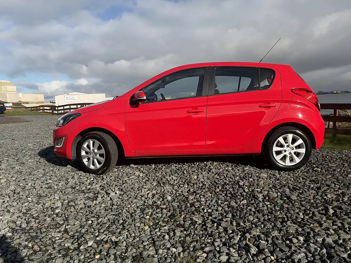 Used 2014 Hyundai I20 Style Red - Interior and Exterior details 8