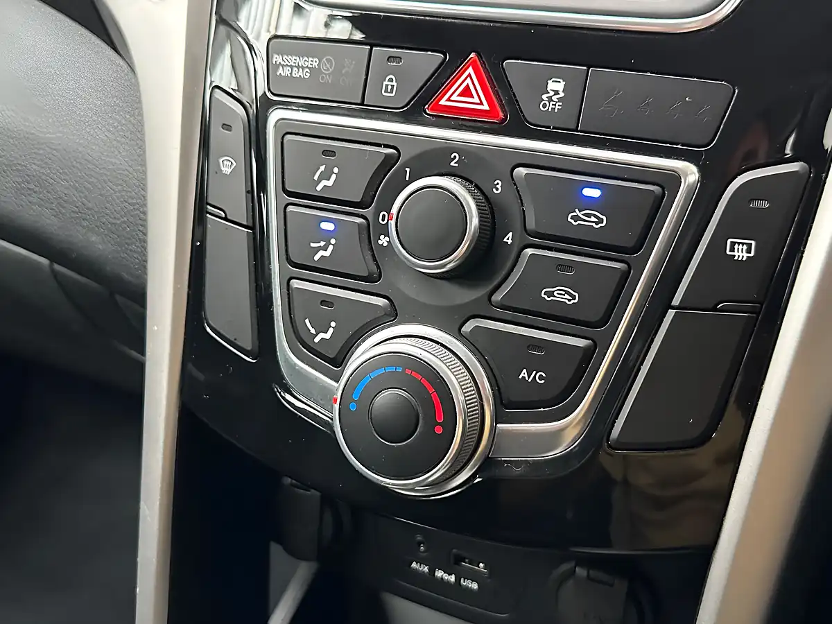 Used 2014 Hyundai I30 Active Creamy White - Interior and Exterior details 12