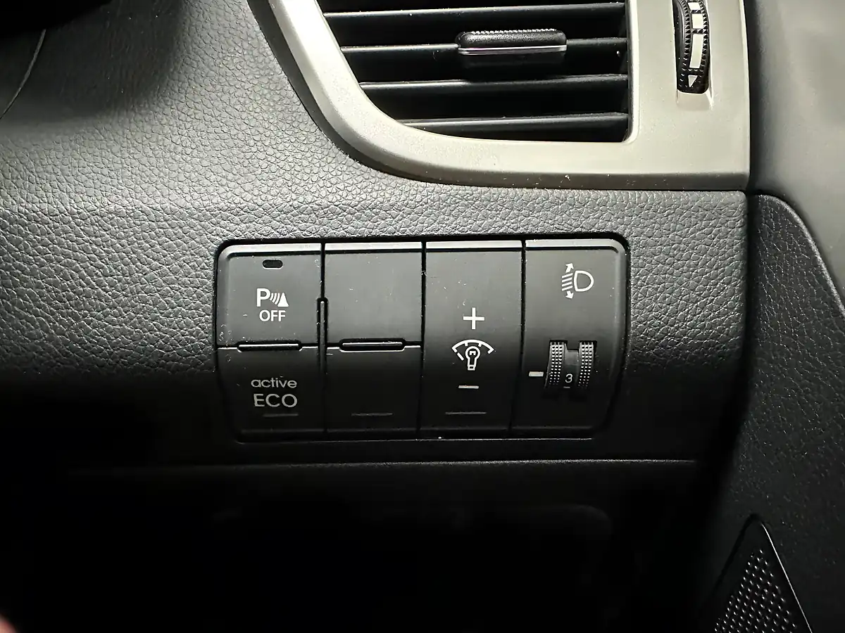 Used 2014 Hyundai I30 Active Creamy White - Interior and Exterior details 15