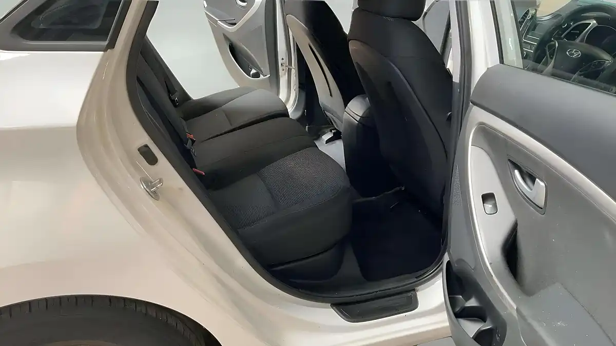 Used 2014 Hyundai I30 Active White - Interior and Exterior details 12