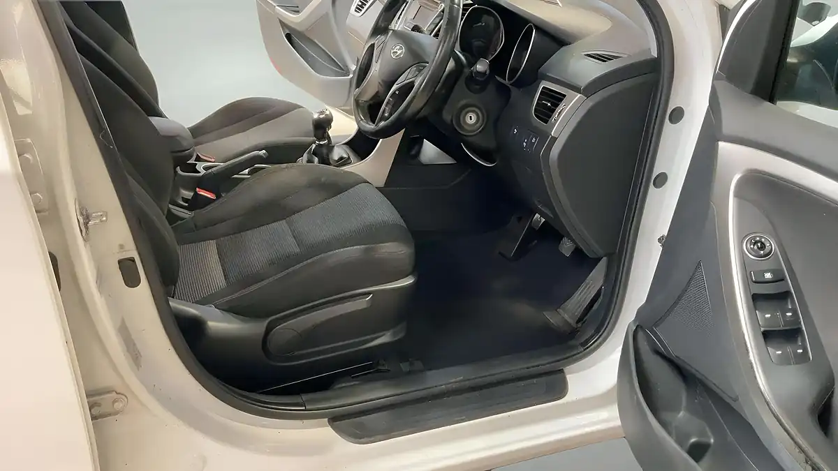 Used 2014 Hyundai I30 Active White - Interior and Exterior details 7