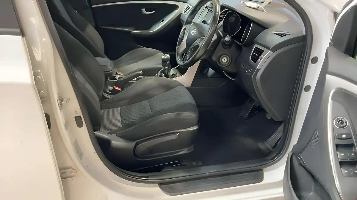 Used 2014 Hyundai I30 Active White - Interior and Exterior details 9