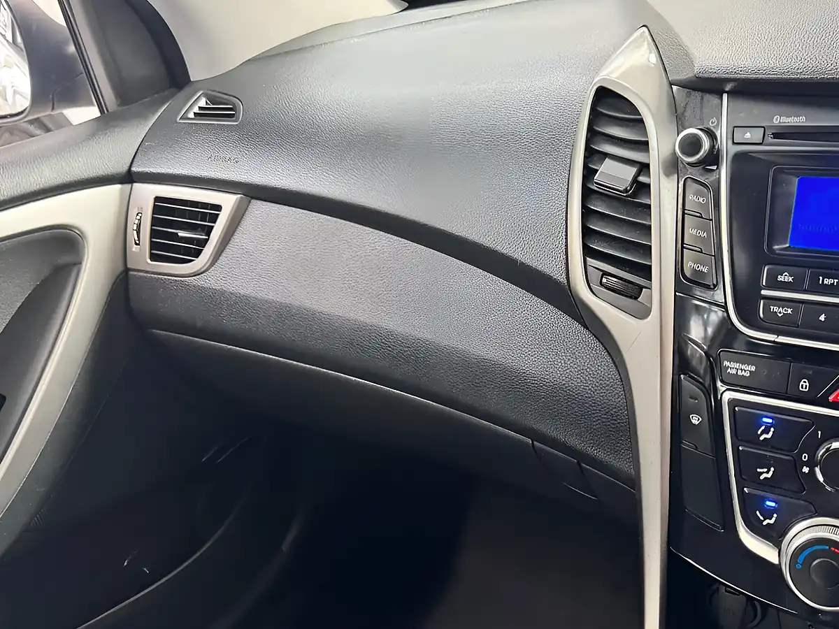 Used 2014 Hyundai i30 Active White - Interior and Exterior details 12