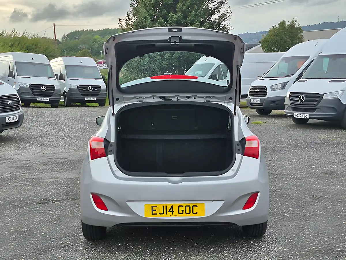 Used 2014 Hyundai I30 Blue Drive Classic Silver - Interior and Exterior details 8