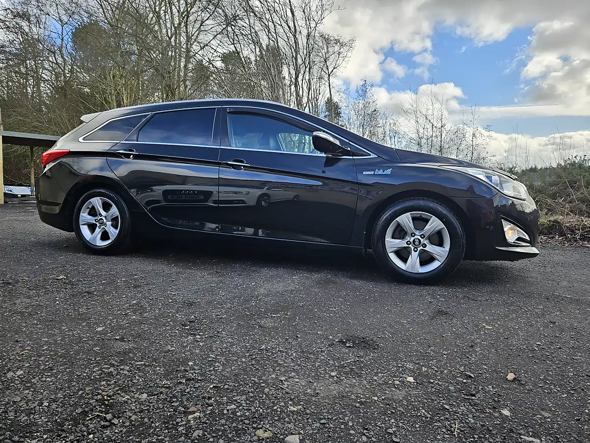 Used 2014 Hyundai I40 Blue Drive Style Black - Interior and Exterior details 6
