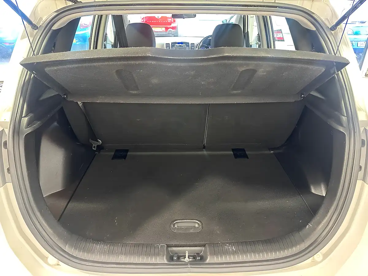 Used 2014 Hyundai ix20 Active White - Interior and Exterior details 14