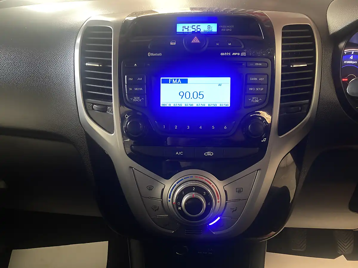 Used 2014 Hyundai IX20 Active White - Interior and Exterior details 12