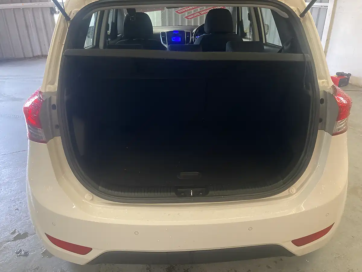 Used 2014 Hyundai IX20 Active White - Interior and Exterior details 15